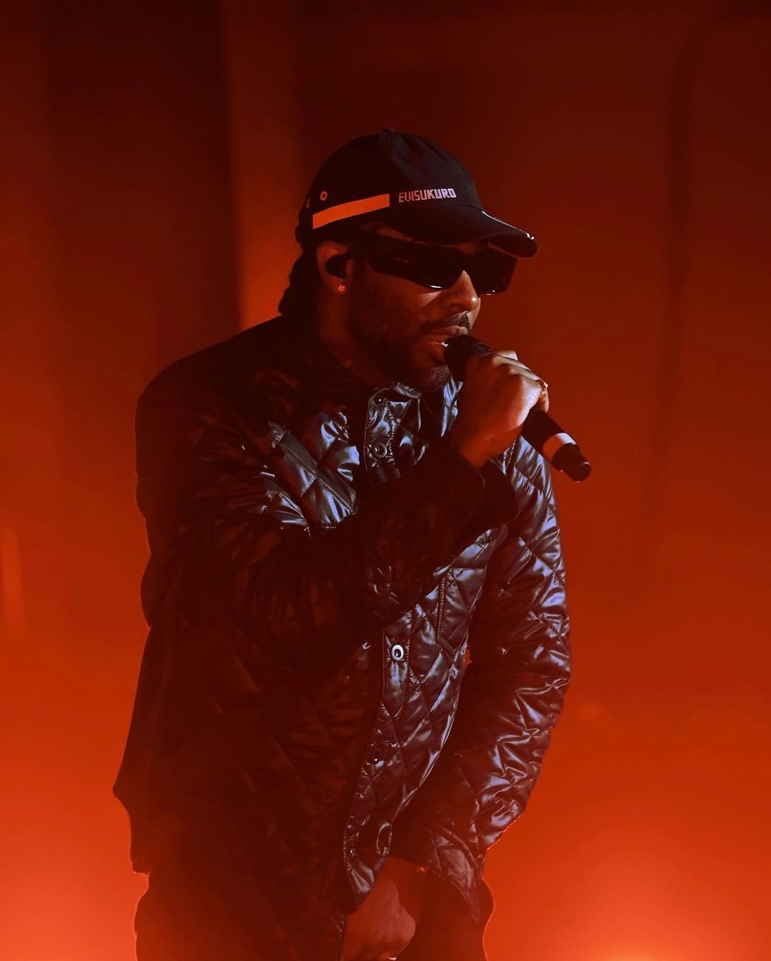 Brent Faiyaz performing live, photograph held on Wikimedia Commons.