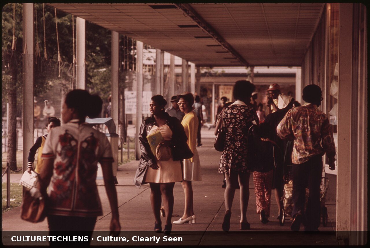 Blacks at lake meadows shopping center on ch, 1973