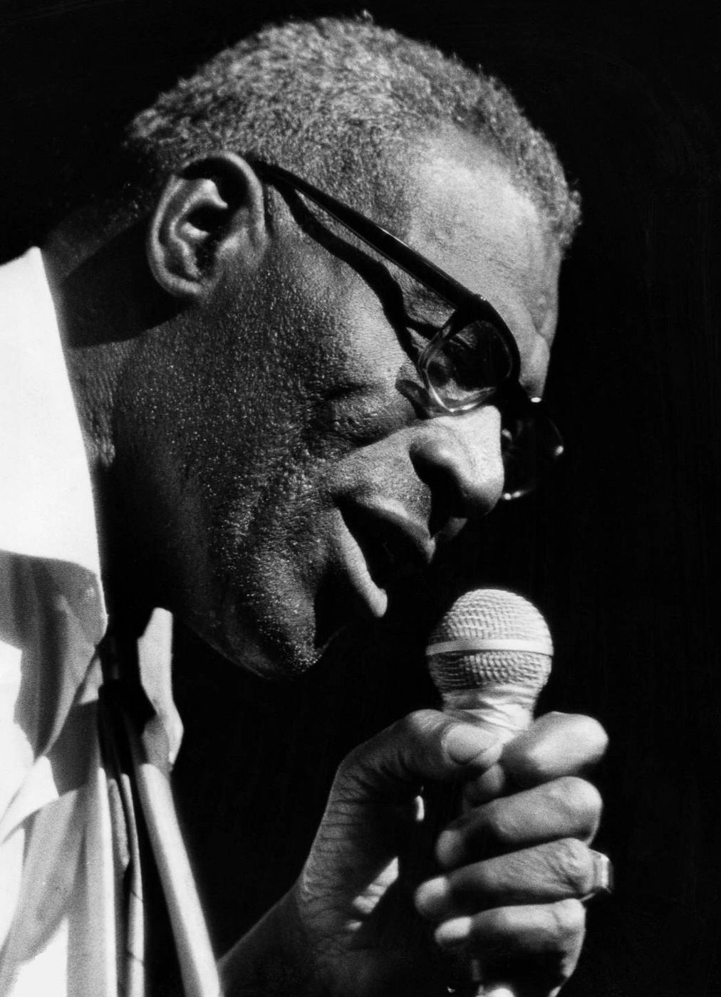 Howlin’ Wolf performing, 1972
