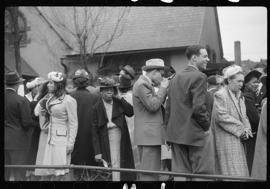 Crowd outside of fashionable Negro church after Easter Sunday service, Chicago, Illinois, Chicago, 1941