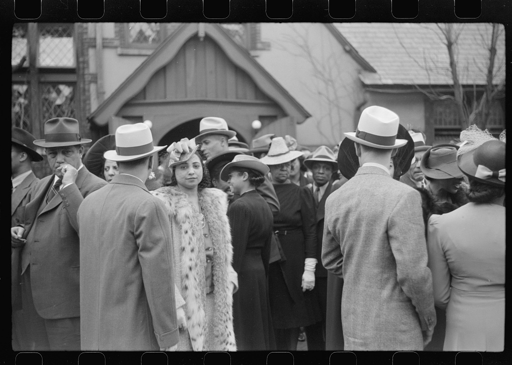Crowd outside of fashionable Negro church after Easter Sunday service, Chicago, Illinois, Chicago, 1941