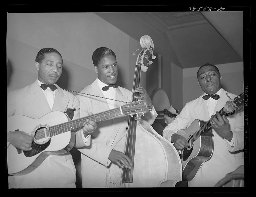 Entertainers in white jackets at a tavern piano, Chicago, 1941