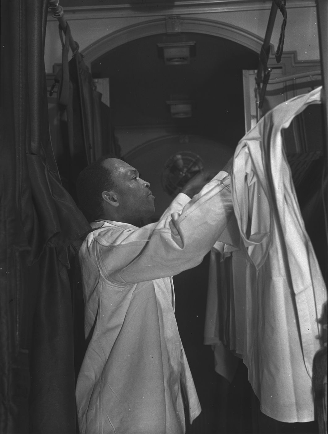 Pullman porter aboard the Capitol Limited bound for Chicago (Jack Delano, FSA-OWI)