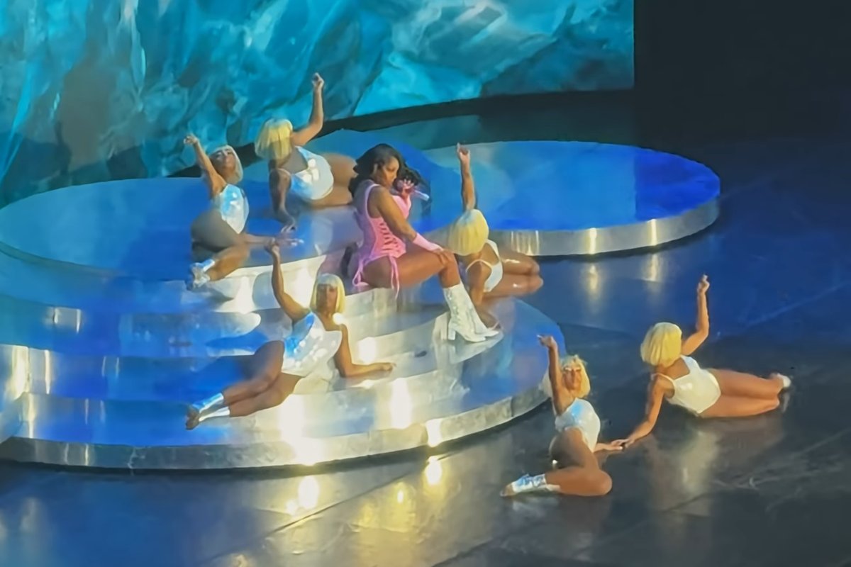 Summer Walker performing 'Body' live at Breezy Bowl XX, SoFi Stadium, September 19, 2025.